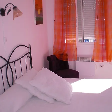 La Paloma Ii בית הארחה 3*